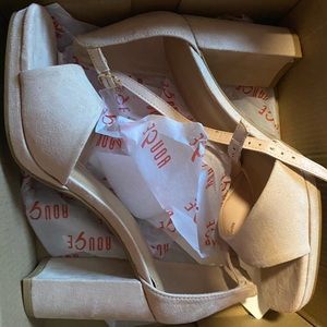 Womens Shoe Size 9 W … Never worn. Original Box